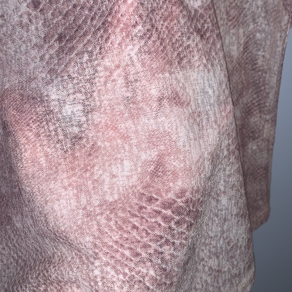 RoomMates Top - Picture 8 of 8